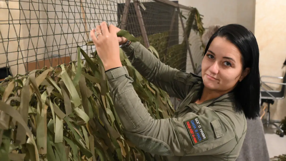 Руководитель Благотворительного фонда «Сердце Данко» Мария Хорычева плетет 216-ю маскировочную сеть. Потом волонтер лично передаст ее в руки бойцов «за ленточкой»