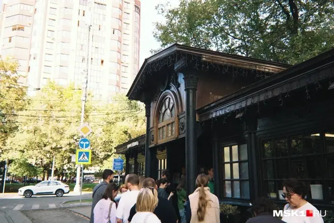 Рассказываем, почему на старейшей трамвайной остановке выстраиваются очереди | Источник: Вера Борисова / MSK1.RU