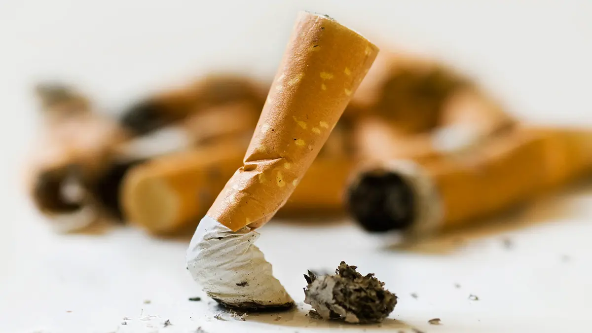 Россиян предупредили о штрафах за окурки и пепел в подъезде