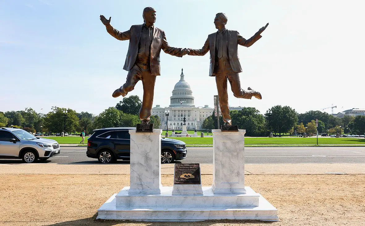 Статуя, изображающая Дональда Трампа и Джеффри Эпштейна, держащихся за руки, была установлена возле Капитолия в Вашингтоне, США,  23 сентября 2025 года (Anna Moneymaker / Getty Images)