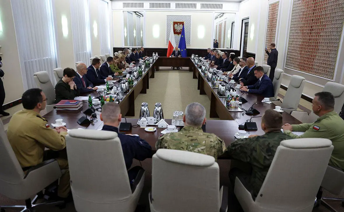 Дональд Туск проводит внеочередное заседание правительства в связи с нарушениями польского воздушного пространства в Варшаве, Польша, 10 сентября 2025 года (Kacper Pempel / Reuters)