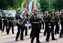 В Кронштадте музей Военно-морской славы завершает проект «Военные оркестры в парках» v kronshtadte muzej voennomorskoj slavy zavershaet proekt voennye orkestry v parkah-urbandigest-ru-0