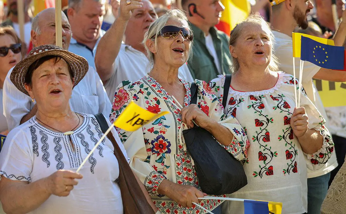 Люди принимают участие в митинге, посвященном предвыборной кампании проевропейской партии действия и солидарности (PAS) в преддверии парламентских выборов, в Кишиневе, Молдова, 29 августа 2025 года (Владислав Кулиомза / Reuters)