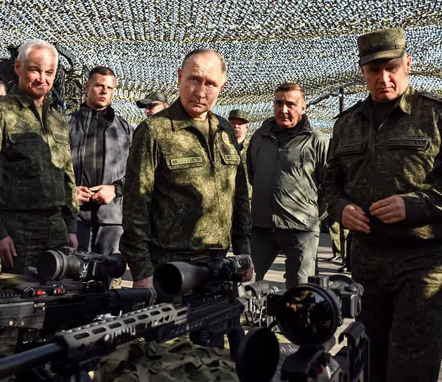 Президент России Владимир Путин (в центре), министр обороны Андрей Белоусов (слева) и помощник президента Алексей Дюмин (второй справа) во время осмотра вооружения, военной и специальной техники на полигоне «Мулино» в ходе учений «Запад-2025»