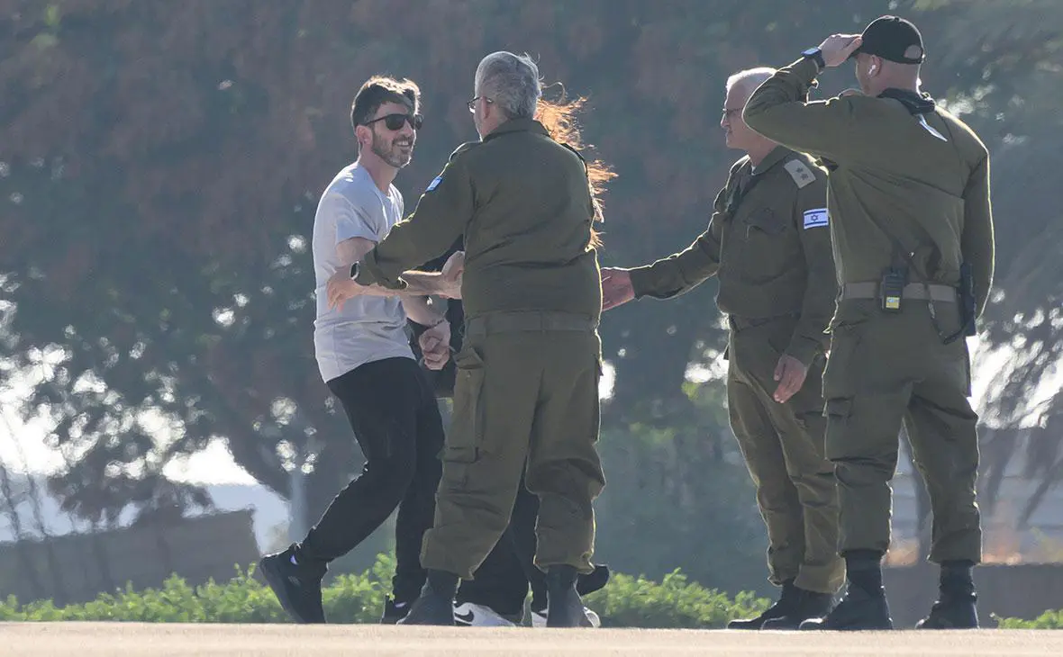 Освобожденный заложник Дэвид Кунио прибыл в медицинский центр Хаима Шиба в Тель-Ха-Шомере, 13 октября 2025 года (Alexi J. Rosenfeld / Getty Images)