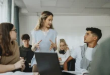 Евгений Ямбург и Дарья Дугенцова предлагают советы для учителей по гармонии в классе evgenij yamburg i darya dugenczova predlagayut sovety dlya uchitelej po garmonii v klasse-urbandigest-ru-0