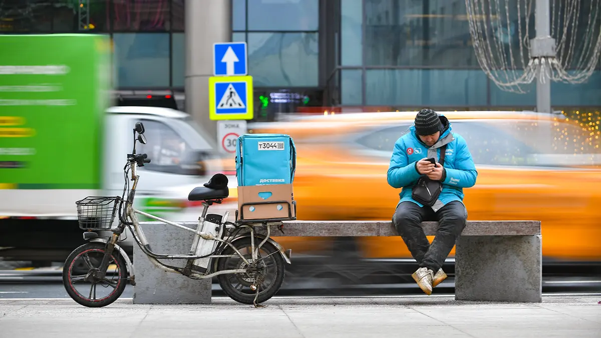 Стало известно, сколько зарабатывают курьеры за день в Москве