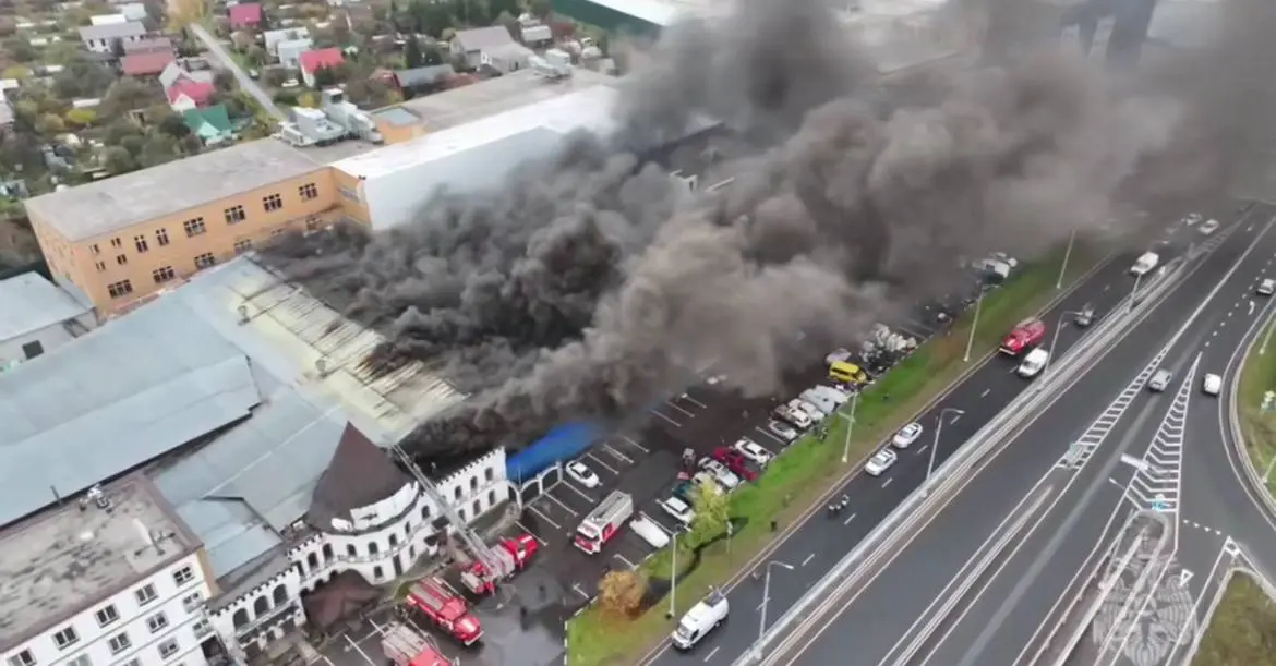 Появилось видео пожара на предприятии по производству автомасел в Пушкине