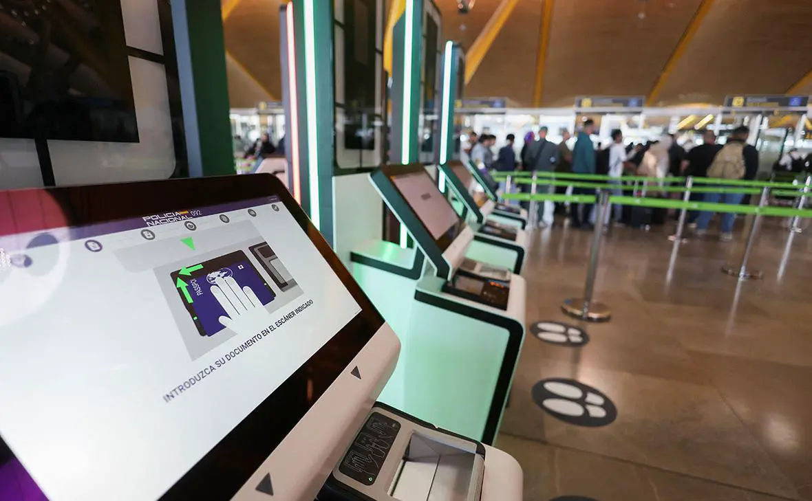 Автоматизированная система въезда/выезда Европейского союза (EES) в аэропорту Мадрид-Барахас имени Адольфо Суареса в Мадриде, Испания (Juan Medina / Reuters)