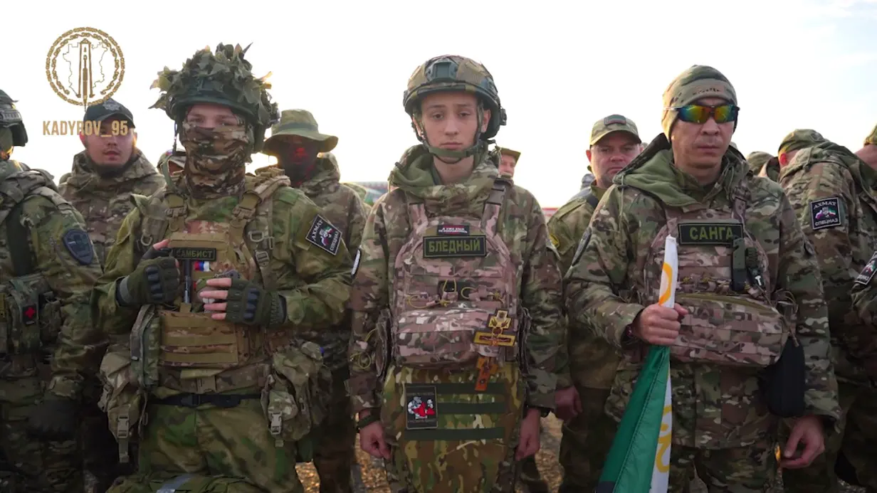 Военного с шевроном из аниме «Атака титанов» сняли на видео в Грозном