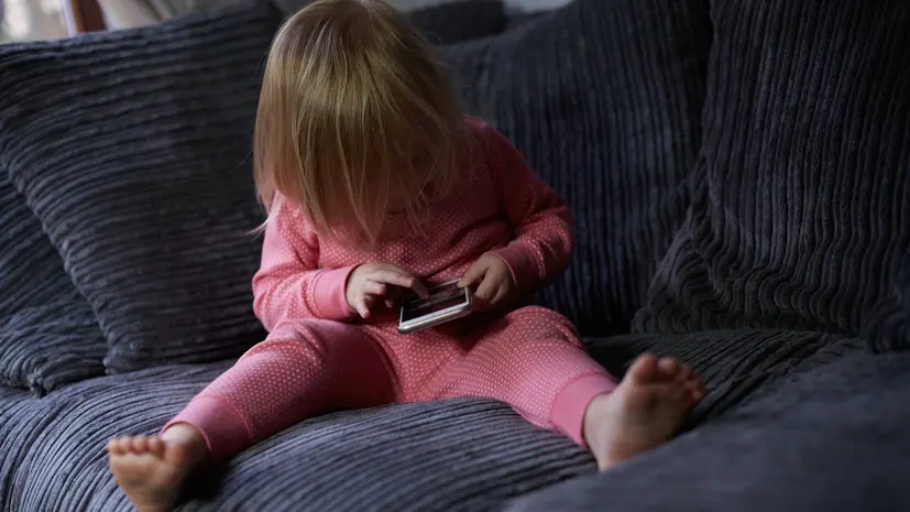 Психиатр Шпорт: гаджеты негативно влияют на развитие головного мозга ребёнка