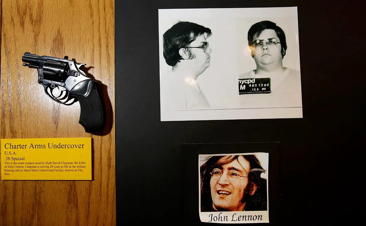Пистолет, из которого Марк Дэвид Чепмен убил Джона Леннона, представлен в полицейском управлении Нью-Йорка, США (Seth Wenig / AP / ТАСС)