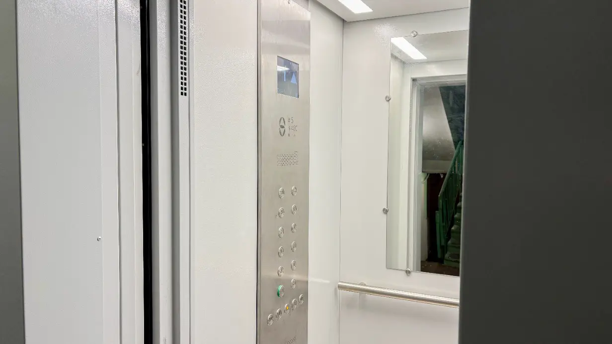 В жилом доме в районе Мещанский в 2025 году завершили замену всего лифтового оборудования с расширением дверных проемов