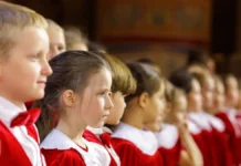 В Храме Христа Спасителя две тысячи школьников исполнили юбилейный гимн Москвы v hrame hrista spasitelya dve tysyachi shkolnikov ispolnili yubilejnyj gimn moskvy-urbandigest-ru-0