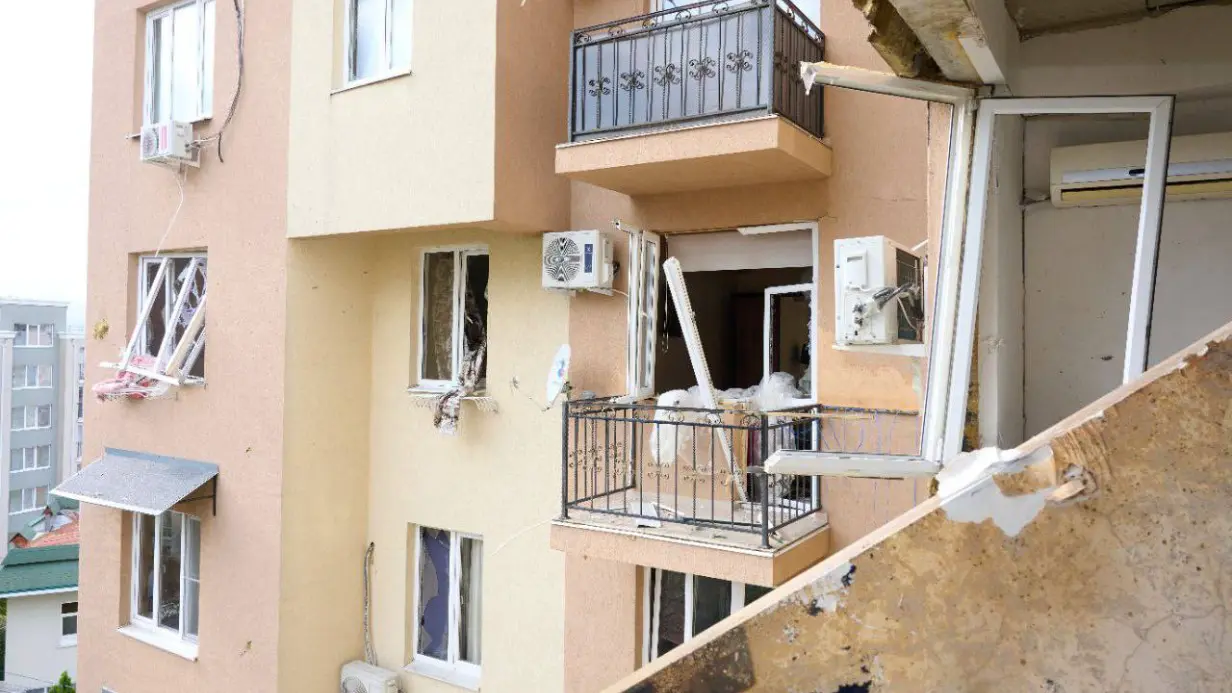 Городские службы Сочи расчищают территорию жилого дома от обломков после взрыва