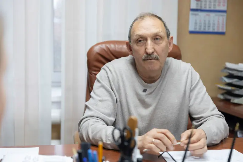 Врач измеряет давление пациентке