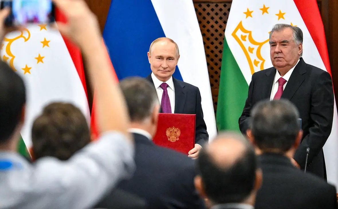 Владимир Путин и Эмомали Рахмон во время церемонии обмена подписанными документами в Дворце Нации в Душанбе, 9 октября 2025 года (Григорий Сысоев / РИА Новости)