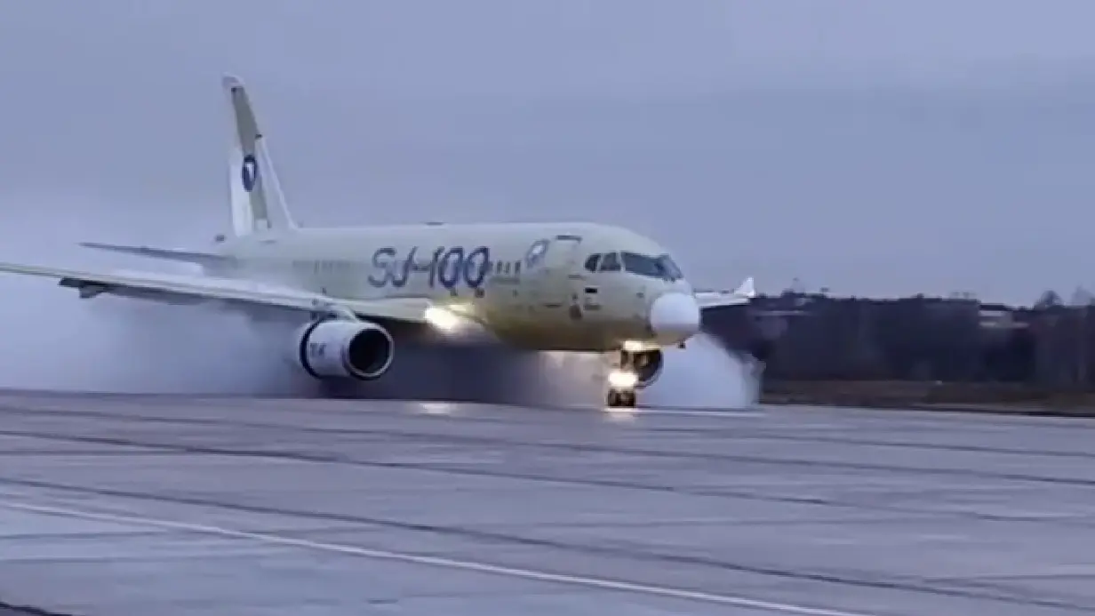 Минпромторг: Самолет SJ-100 прошел испытания на защиту двигателей от воды