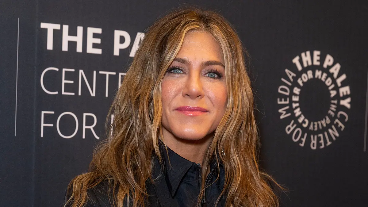 Актриса Дженнифер Энистон подтвердила роман с гипнологом Джимом Кертисом