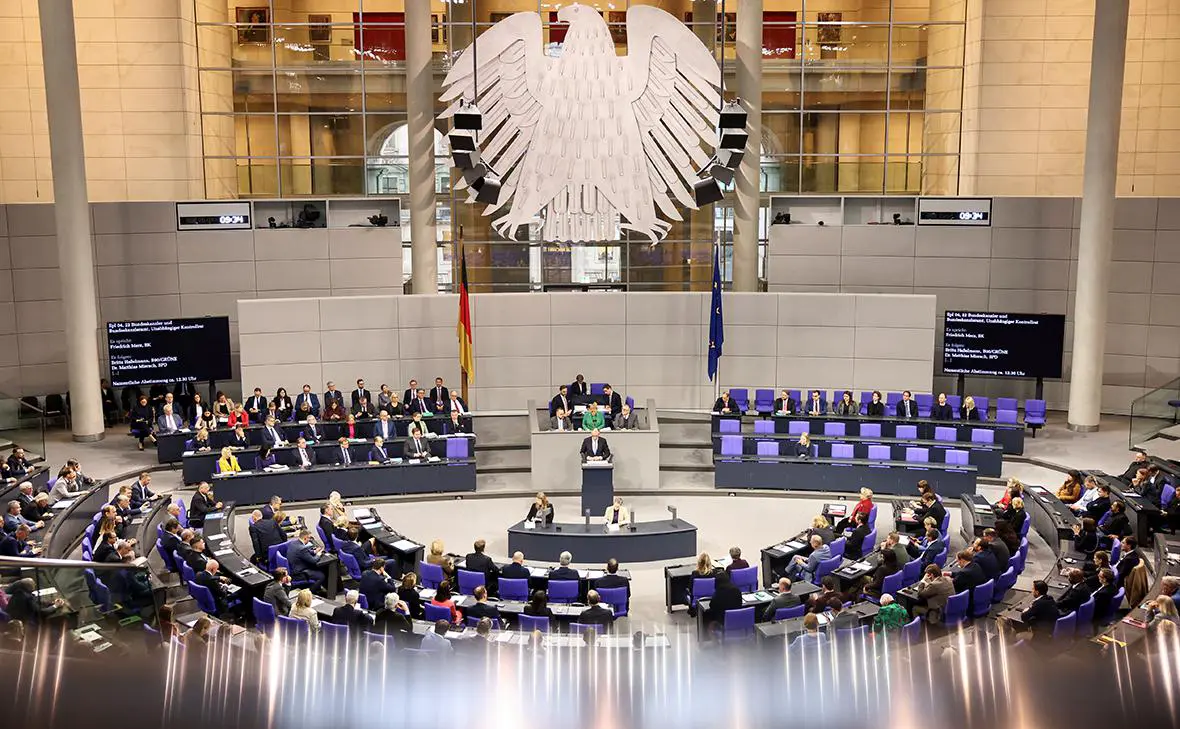 Фридрих Мерц (в центре) (Nadja Wohlleben / Reuters)