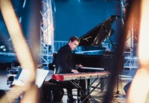 Никола Мельников представляет премьеру «Music For Flowers 2.0» в Театре на Страстном nikola melnikov predstavlyaet premeru 20 v teatre na strastnom-urbandigest-ru-0