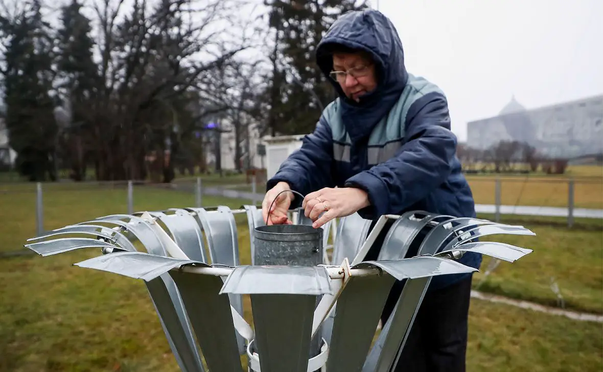 Сотрудница во время проверки осадкомера на метеорологической станции (Антон Новодережкин / ТАСС)