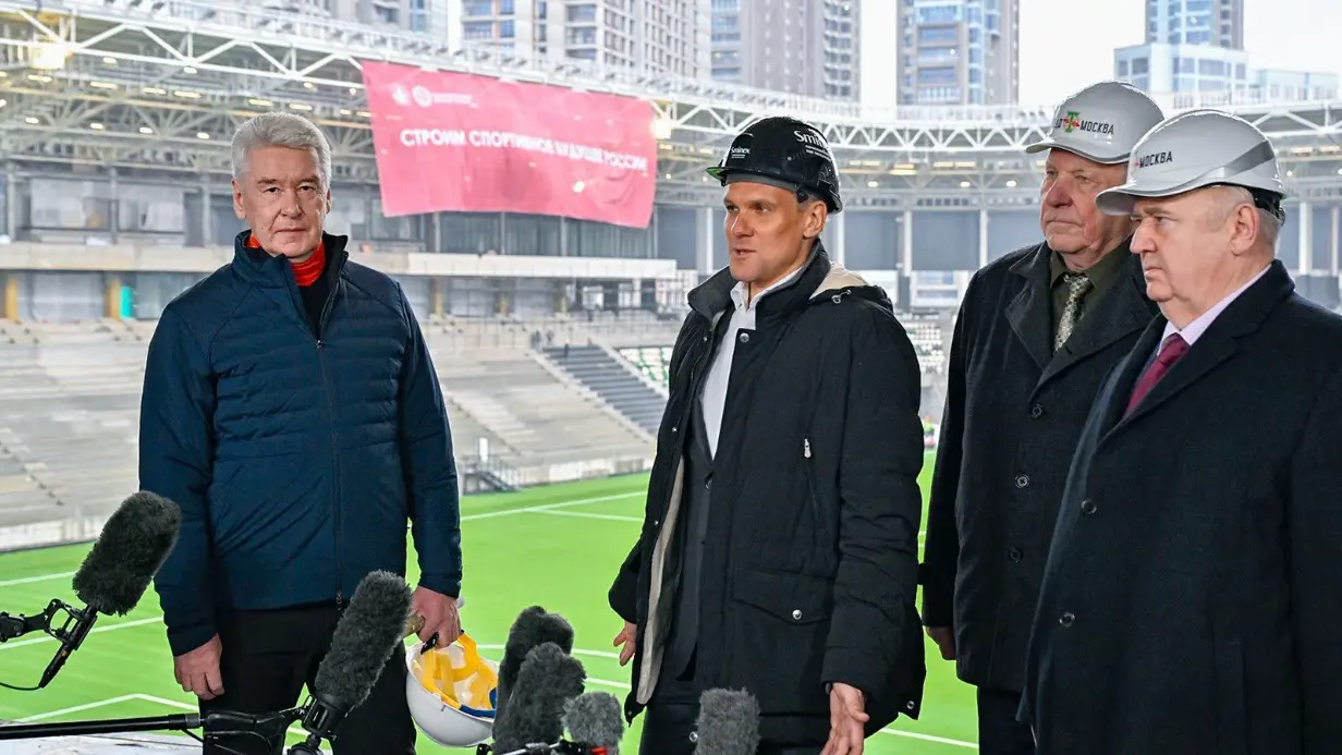 Мэр Москвы Сергей Собянин, президент компании-застройщика Алексей Тулупов, собственники ФК «Торпедо» Владимир Кожаев и Николай Сторожук осмотрели ход реконструкции стадиона «Торпедо»
