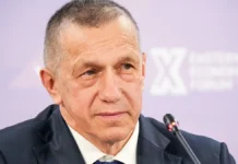 Трутнев в Угледаре объяснил свои действия в ответ на ВСУ среди руин trutnev v ugledare obyasnil svoi dejstviya v otvet na vsu sredi ruin-urbandigest-ru-0