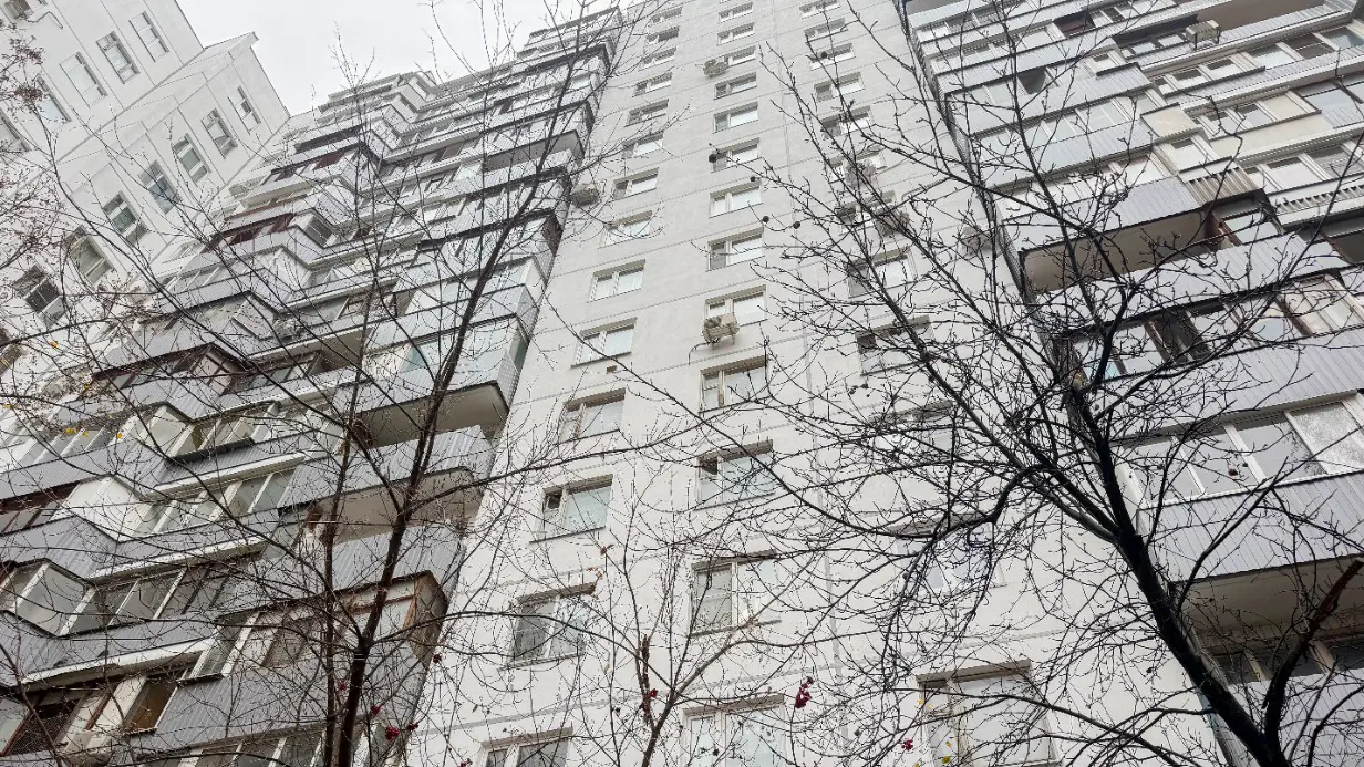 В районе Западное Дегунино по современной технологии обновили фасад многоквартирного дома