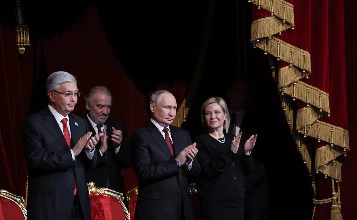 Касым-Жомарт Токаев, Валерий Гергиев, Владимир Путин и Ольга Любимова в Большом театре на гала-концерте мастеров искусств Казахстана (Валерий Шарифулин / ТАСС)