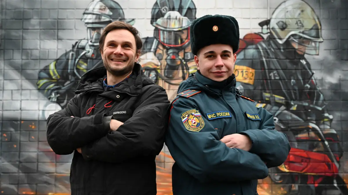 Художник Александр Морсинс заместителем начальника пожарной части № 13 Валерием Шишкановым на открытии нового мурала