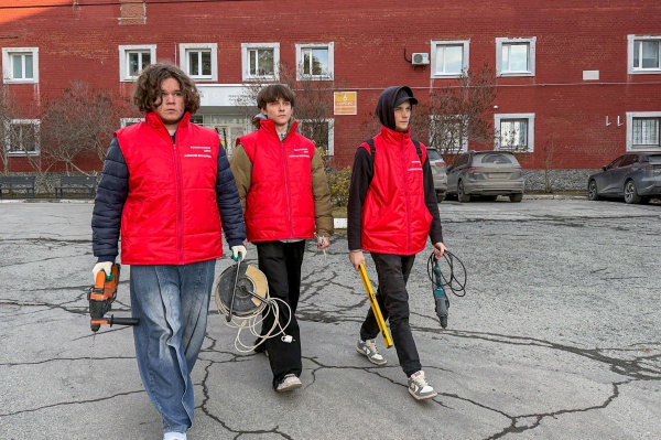 Алексей Вихарев подарил экоскамейки онкоцентру