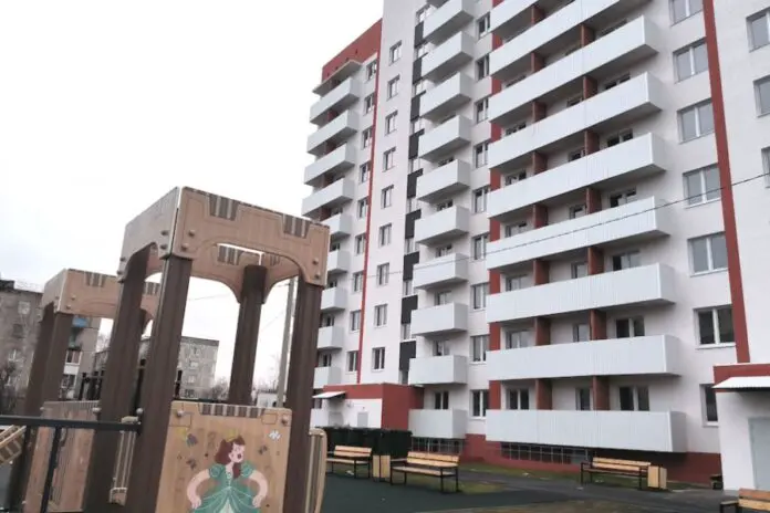 Дети-сироты Нижнего Тагила получили новое жилье при поддержке Дениса Паслера-0