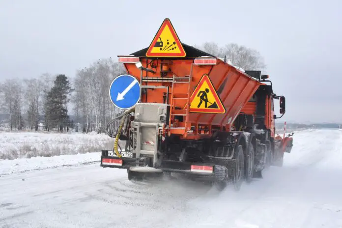 Дорожные службы Свердловской области уверенно справляются с зимними вызовами-0