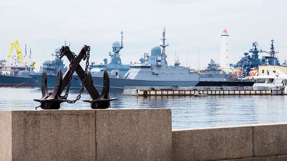 Кронштадт украсили к Новому году композициями в морской тематике