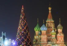 Новогодняя ёлка из Подмосковья радует гостей Московского Кремля novogodnyaya yolka iz podmoskovya raduet gostej moskovskogo kremlya-urbandigest-ru-0