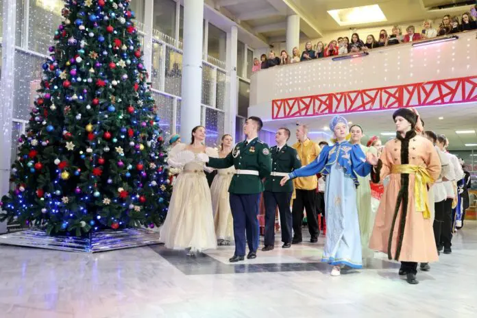 Русский бал старшеклассников из Каменска-Уральского с традициями и новогодним духом-0