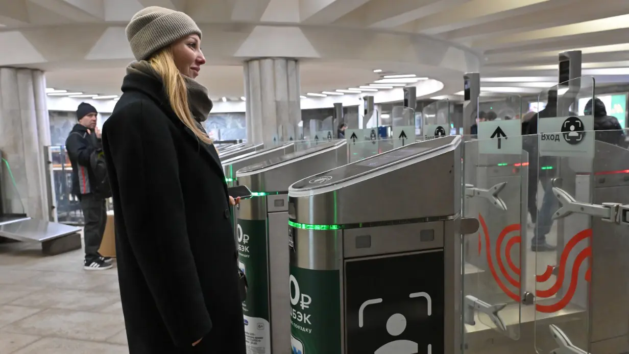 Пассажир Тамара Герасимова платит за проезд по биометрии