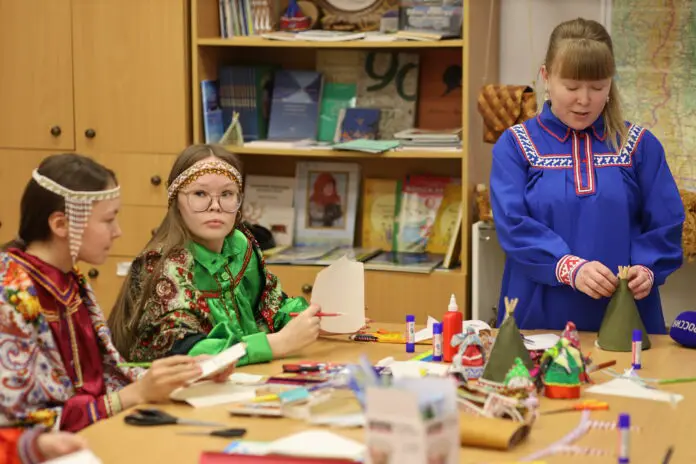 В школе № 3 Полуночного рассказывают о Надежде Анямовой и Никите Пакине-0