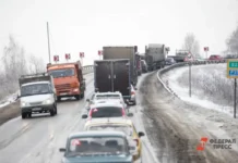 В Тюмени дорожники борются с пробками во время снегопада с поддержкой администрации v tyumeni dorozhniki boryutsya s probkami vo vremya snegopada s podderzhkoj administraczii-urbandigest-ru-0