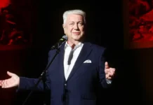 Владимир Винокур успешно гастролирует, что прокомментировала Александра Кудина vladimir vinokur uspeshno gastroliruet chto prokommentirovala aleksandra kudina-urbandigest-ru-0