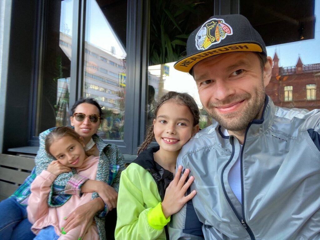 Алексей Вихарев, Яна Вихарева, дочери - Алиса и Ксения на общем фото