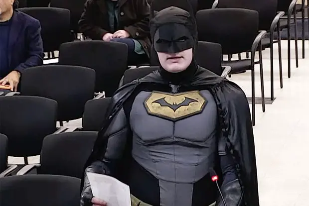 Бэтмен в Санта-Кларе призвал к безопасности на Суперкубке-0