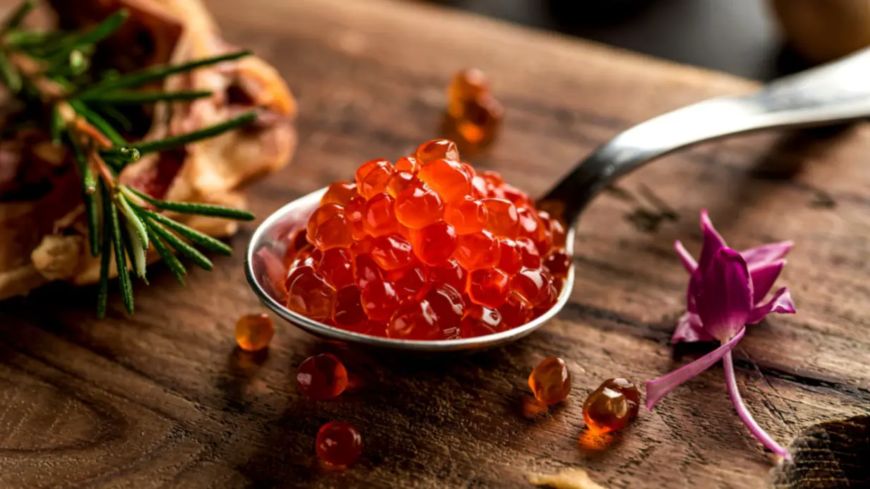 Цены на красную икру в России опустились до минимума за год