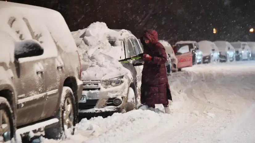 Дептранс Москвы призывает пересесть с автомобилей на метро из-за снегопада