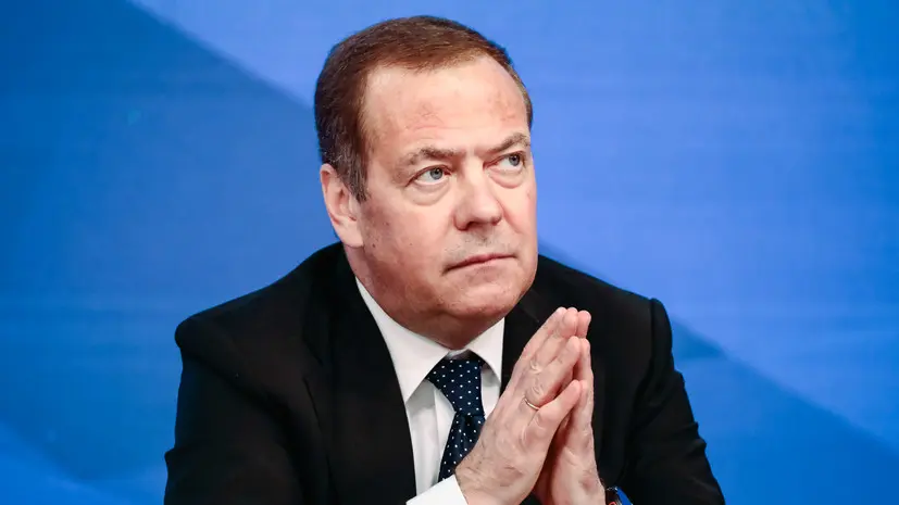 Медведев предложил два новых лозунга для «маленькой Дании» и «бедной Европы»