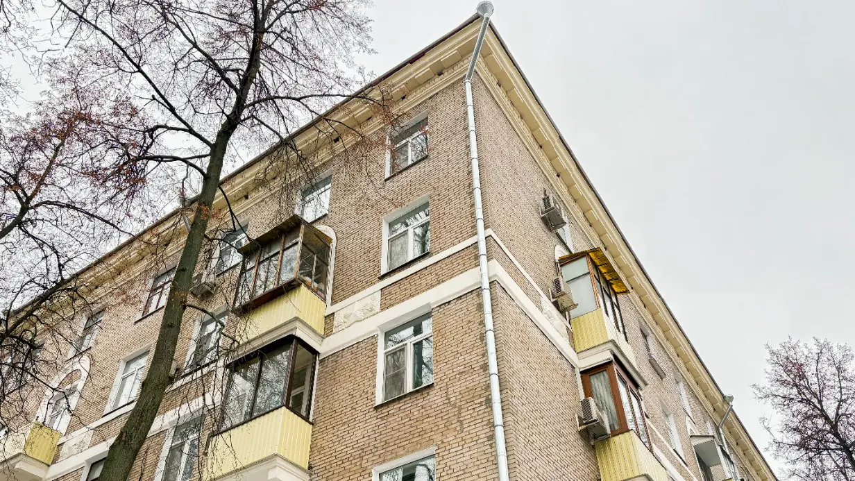 В районе Котловка привели в порядок кирпичный жилой дом 1954 года постройки 