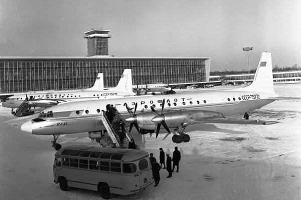 Решение о создании Домодедово было принято в 1954 году, а в 1962 году подписан приказ о его основании. Аэропорт назвали в честь подмосковного города, а тот, в свою очередь, получил название от близлежащего села, принадлежавшего Романовым с XVII века.Домодедово стало самым молодым из трех современных крупнейших аэропортов столицы: Внуково работало с 1941 года, Шереметьево с 1959-го. (Лев Поликашин / РИА Новости)