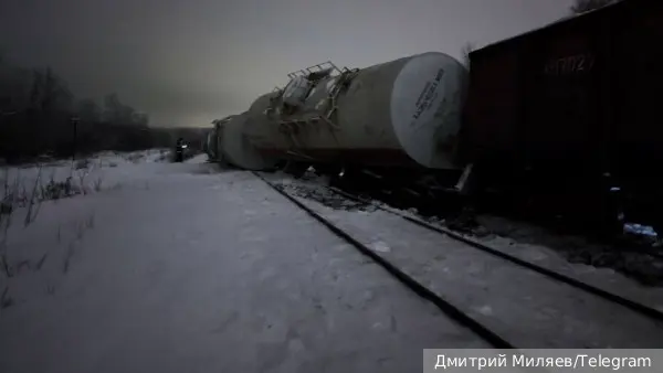Грузовые цистерны сошли с рельсов в Тульской области