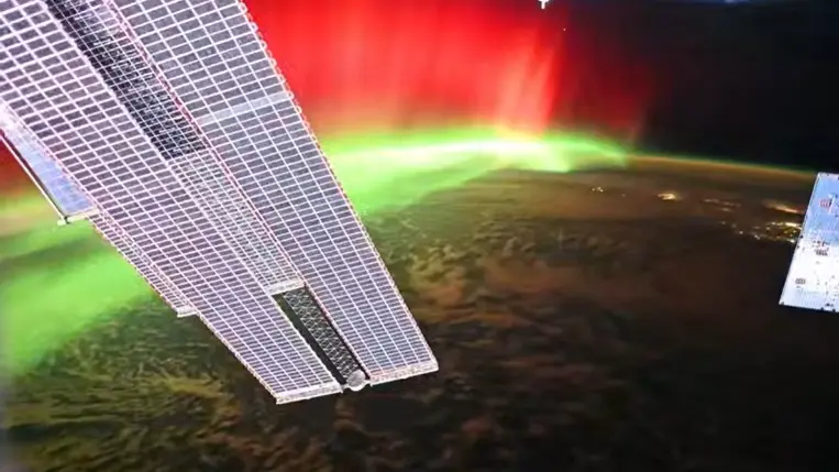 Космонавт показал, как МКС «плывет» через полярное сияние